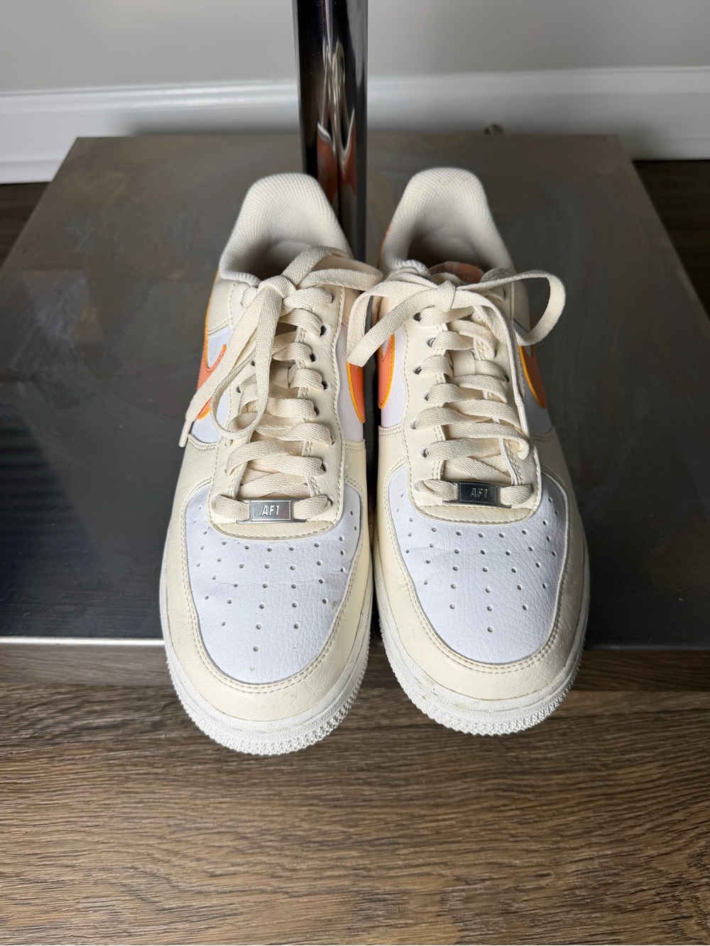 Nike Low-Top Sneakers in White and Peach - Picture 4 of 4